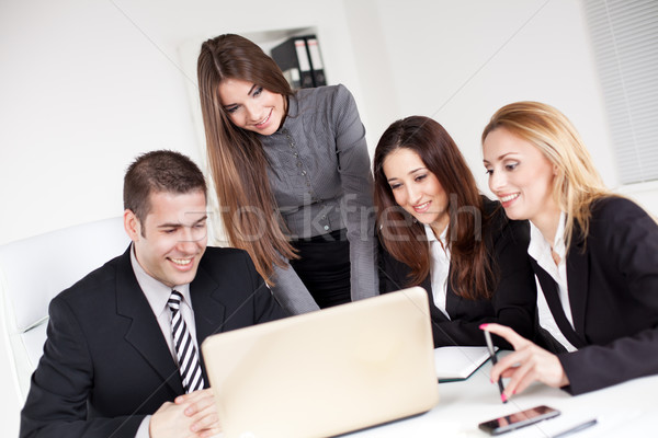 Equipo de negocios feliz jóvenes mujer de negocios colegas Foto stock © MilanMarkovic78