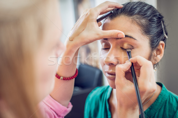 化妝師 眼影 模型 關閉 婦女 商業照片 © MilanMarkovic78