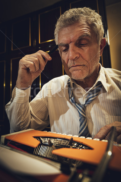 Retro kıdemli adam yazar kalem el Stok fotoğraf © MilanMarkovic78
