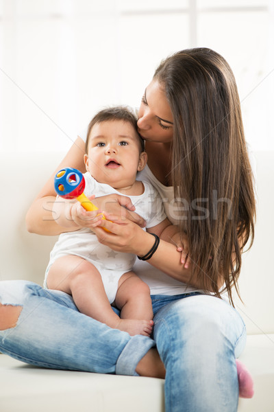 Moeder baby vergadering spelen home speelgoed Stockfoto © MilanMarkovic78
