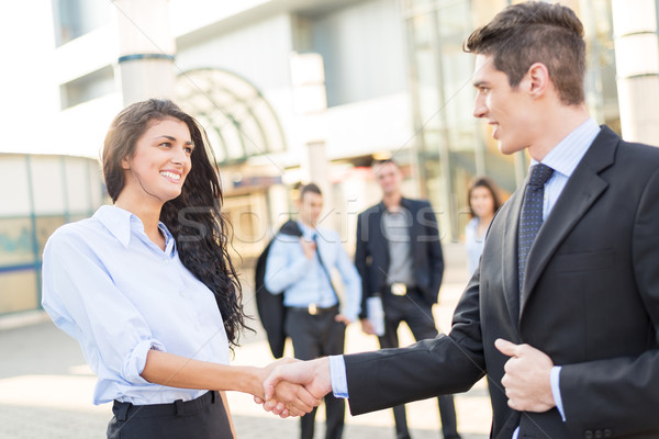 Foto stock: Bienvenida · equipo · jóvenes · mujer · de · negocios · empresario · apretón · de · manos