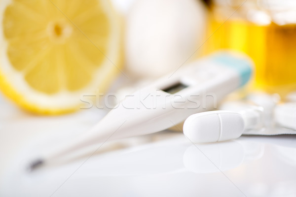 Alb pilulă termometru vitamine pastile tratament Imagine de stoc © MilanMarkovic78