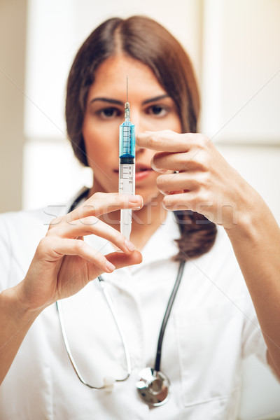Vaccinare tineri femeie asistentă în picioare Consulting Imagine de stoc © MilanMarkovic78