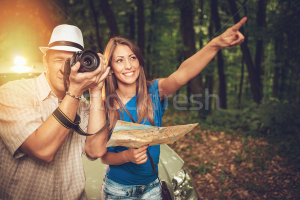 [[stock_photo]]: Heureux · couple · Voyage · jeunes · permanent · voiture