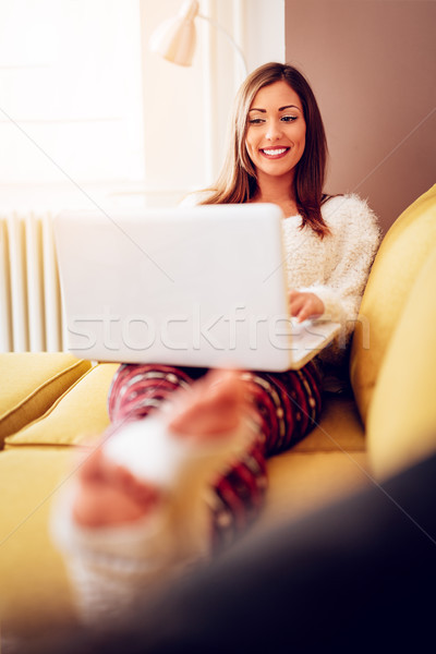 Szabadidős tevékenység gyönyörű fiatal mosolygó nő megnyugtató kanapé Stock fotó © MilanMarkovic78