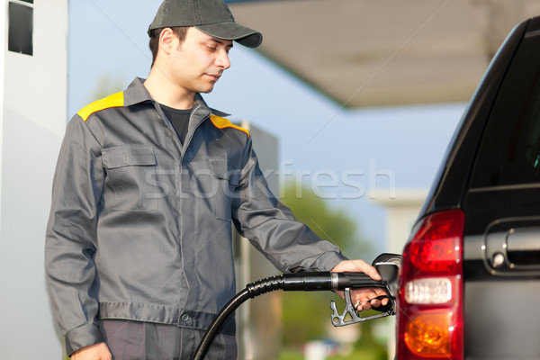 Foto stock: Sorridente · posto · de · gasolina · trabalhador · mão · trabalho · motor