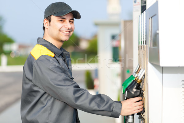 Souriant station d'essence travailleur main Emploi moteur [[stock_photo]] © Minervastock
