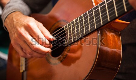 Om joc chitară masculin ghitarist muzică Imagine de stoc © Minervastock