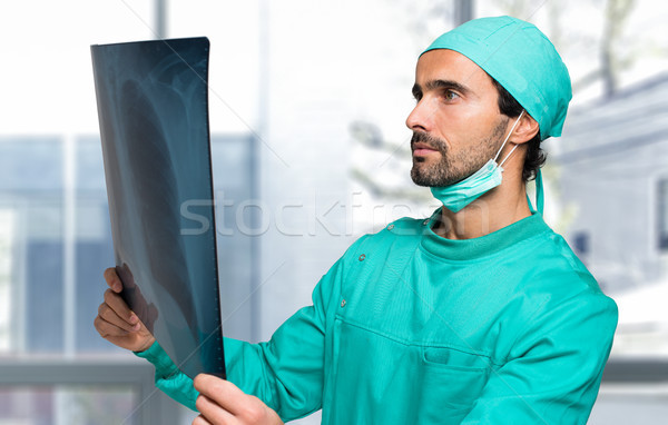Sebész néz tüdő röntgenkép férfi orvos Stock fotó © Minervastock