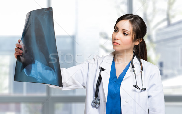 Női orvos megvizsgál tüdő röntgenkép kórház Stock fotó © Minervastock