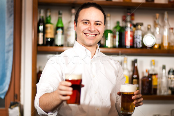 Barkeeper Servieren Mann Bier Glas bar Stock foto © Minervastock