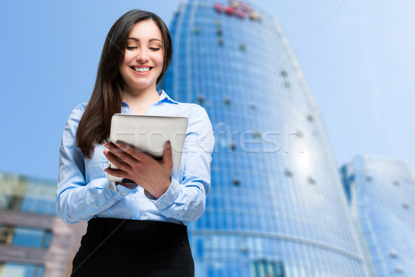 Frau digitalen Tablet Freien Büro Internet Stock foto © Minervastock