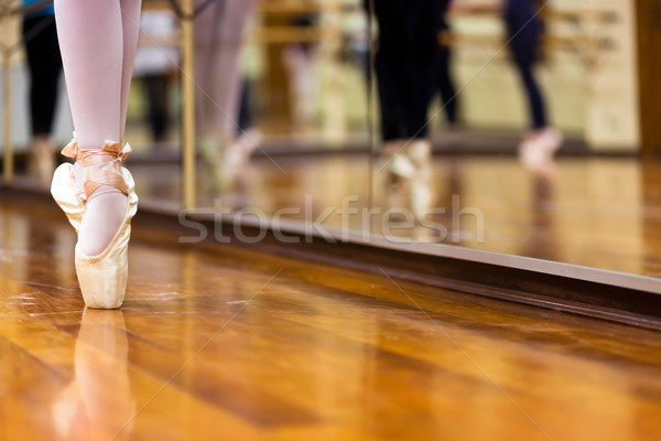 Stock photo: Ballerinas in pointe position