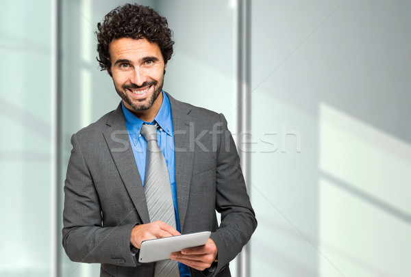 Gut aussehend Geschäftsmann digitalen Tablet Büro Internet Stock foto © Minervastock