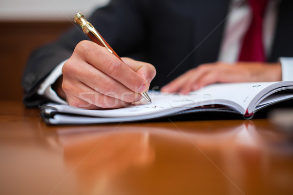 Detaliu om de afaceri scris agendă birou hârtie Imagine de stoc © Minervastock
