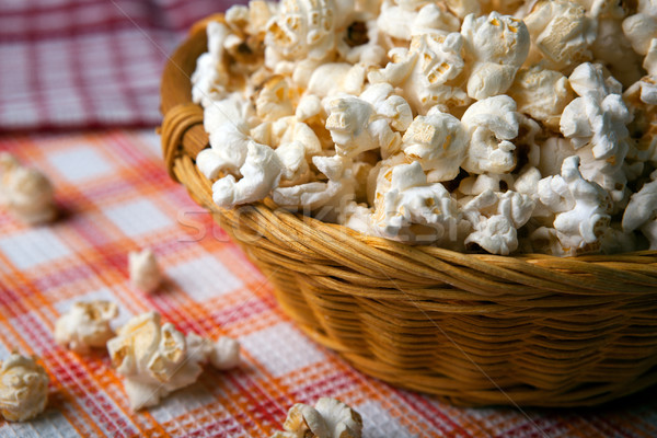 Gezouten popcorn mand servet Stockfoto © mizar_21984