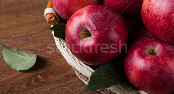 許多 蘋果 籃 關閉 木 辦公桌 商業照片 © mizar_21984