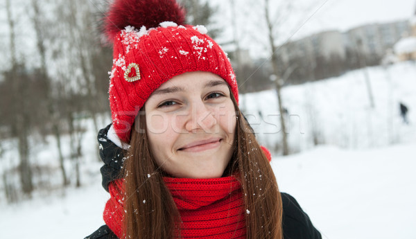 一個女孩 冬天 衣服 微笑 年輕的女孩 女子 商業照片 © mizar_21984