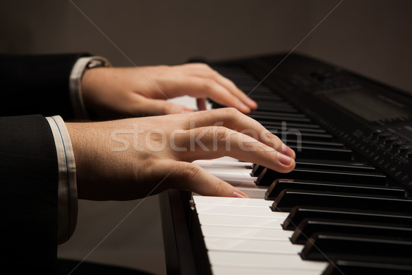 Teclas de piano humanismo mãos música homem Foto stock © mizar_21984