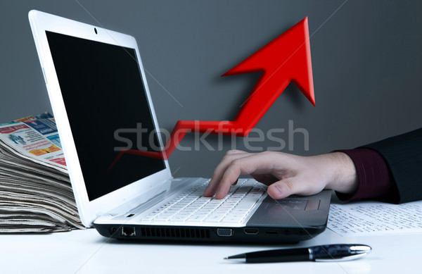 Pénzkeresés internet emberi kéz notebook billentyűzet piros Stock fotó © mizar_21984