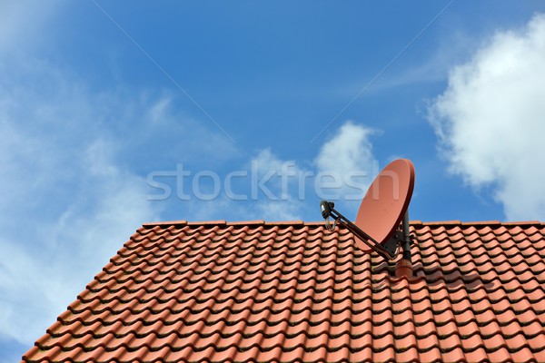 Zdjęcia stock: Antena · satelitarna · domu · dachu · chmury · radio · niebieski