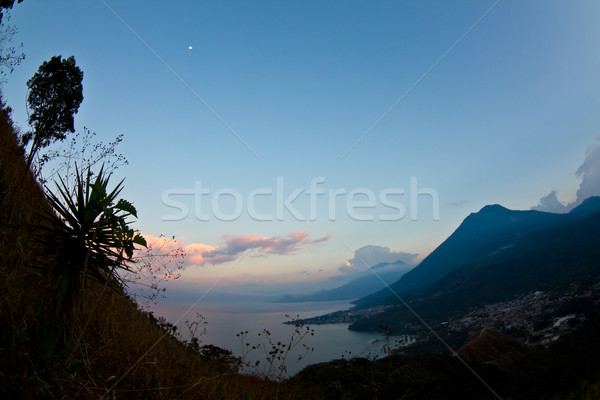 Foto stock: Lago · sol · montanhas · nuvens · paisagem · viajar