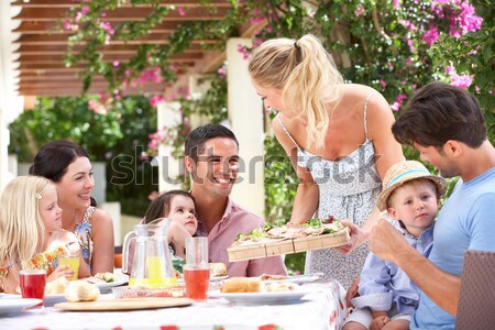 Familie vakantie eten buitenshuis vrouw huis Stockfoto © monkey_business