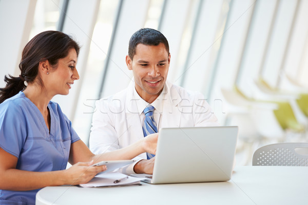 Médico enfermera informal reunión hospital cantina Foto stock © monkey_business