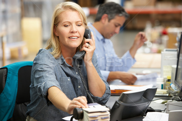 Femeie de afaceri lucru birou depozit calculator femei Imagine de stoc © monkey_business