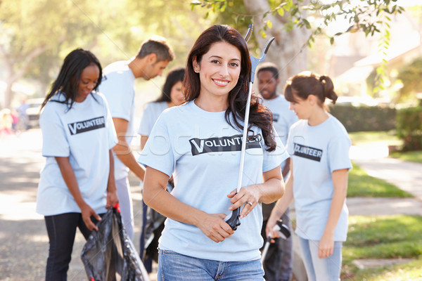 Equipo voluntarios hasta suburbano calle Foto stock © monkey_business