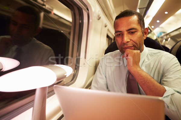 Zakenman woon-werkverkeer werk trein met behulp van laptop nacht Stockfoto © monkey_business