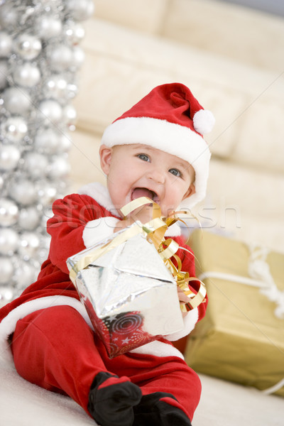 Foto stock: Bebê · traje · natal · feliz · sala · de · estar