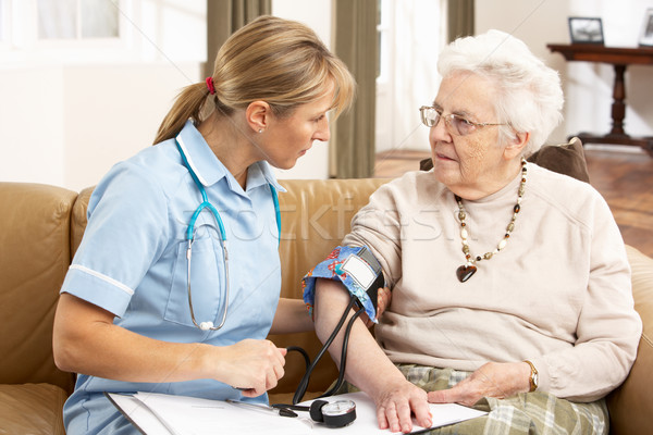 Senior femeie tensiune arteriala sănătate vizitator acasă Imagine de stoc © monkey_business