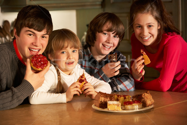 Csoport gyerekek élvezi tányér torták konyha Stock fotó © monkey_business