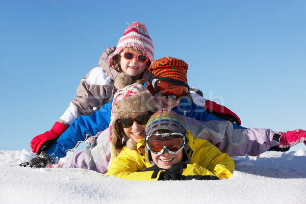 Csoport gyerekek szórakozás sí ünnep hegyek Stock fotó © monkey_business