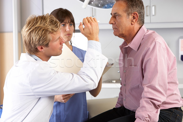 醫生 檢查 男 眼睛 男子 團隊 商業照片 © monkey_business