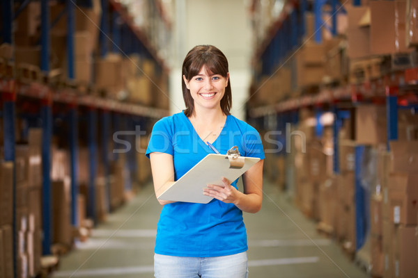 Vrouwelijke werknemer distributie magazijn vrouwen gelukkig Stockfoto © monkey_business