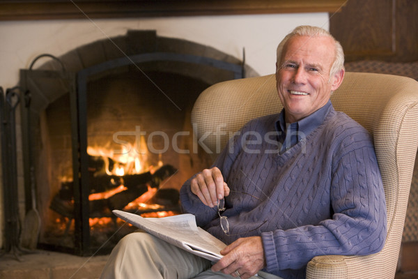 Foto stock: Hombre · sesión · salón · chimenea · periódico · sonriendo