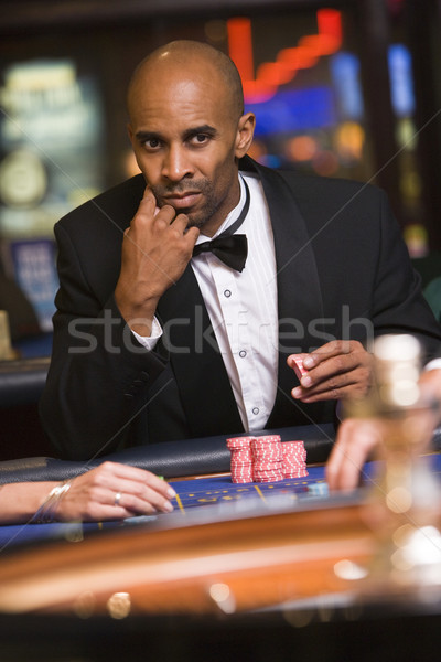商業照片: 男子 · 賭博 · 輪盤賭 · 表 · 賭場 · 坐在