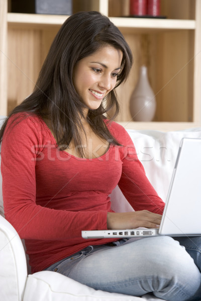 Stok fotoğraf: Genç · kadın · dizüstü · bilgisayar · kullanıyorsanız · oturma · ev · Internet · dizüstü · bilgisayar