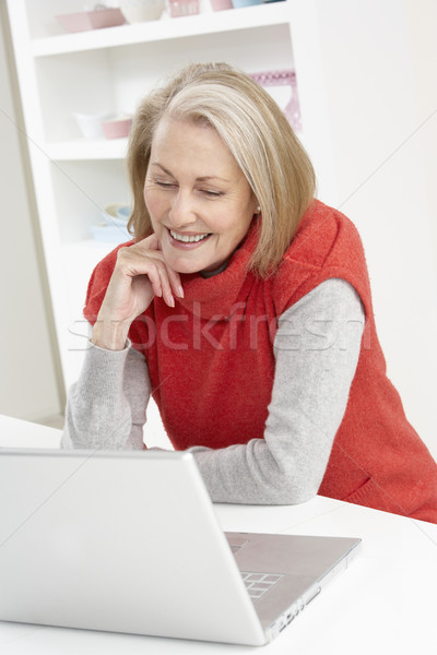 Foto stock: Senior · mulher · usando · laptop · casa · feliz · laptop