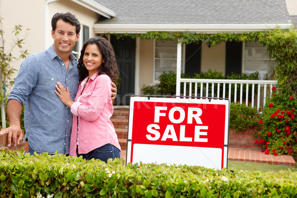 [[stock_photo]]: Hispanique · couple · à · l'extérieur · maison · vente · signe