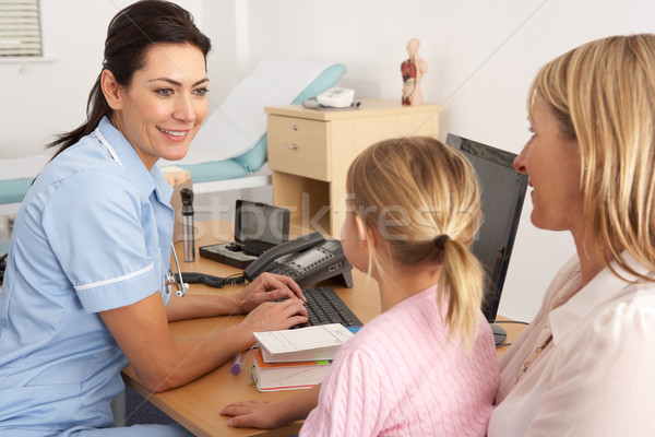 Britanic asistentă vorbesc tineri copil mamă Imagine de stoc © monkey_business