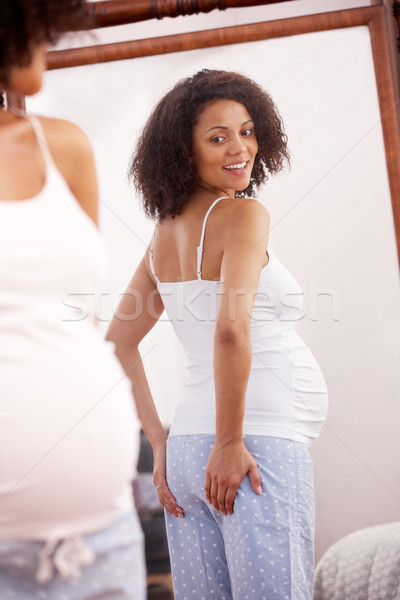 Femeie gravida uita oglindă femeie copil gravidă Imagine de stoc © monkey_business