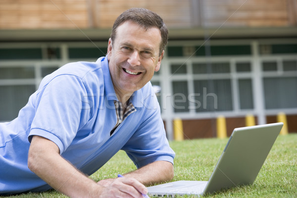 Hombre usando la computadora portátil hierba campus ordenador pluma Foto stock © monkey_business