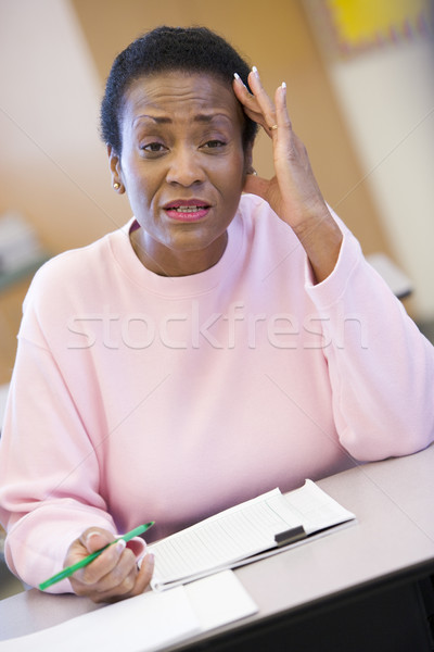 Maduro femenino estudiante mirando confusión clase Foto stock © monkey_business