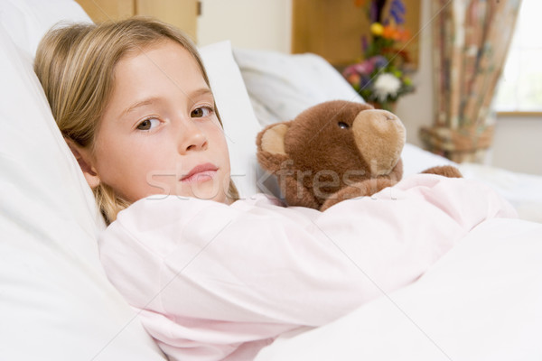 Fiatal lány kórházi ágy plüssmaci lány orvosi gyermek Stock fotó © monkey_business