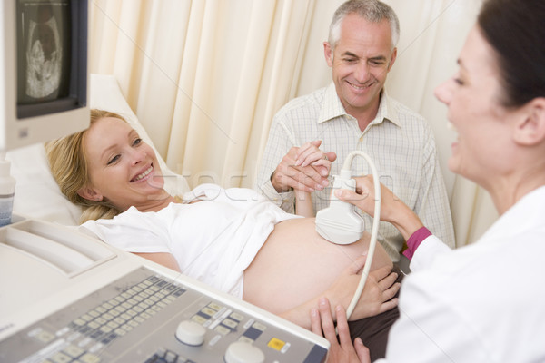 Foto d'archivio: Donna · incinta · ultrasuoni · medico · marito · guardare · famiglia