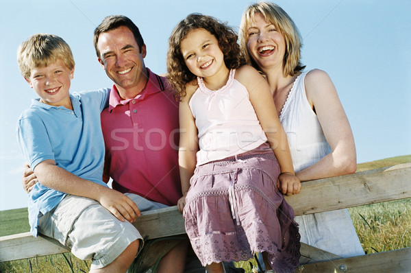Familie Zaun Freien lächelnd Kinder Kind Stock foto © monkey_business