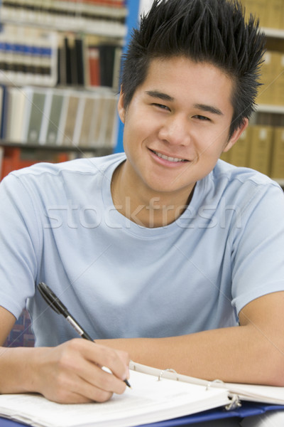Egyetemi hallgató dolgozik könyvtár férfi ír jelentés Stock fotó © monkey_business